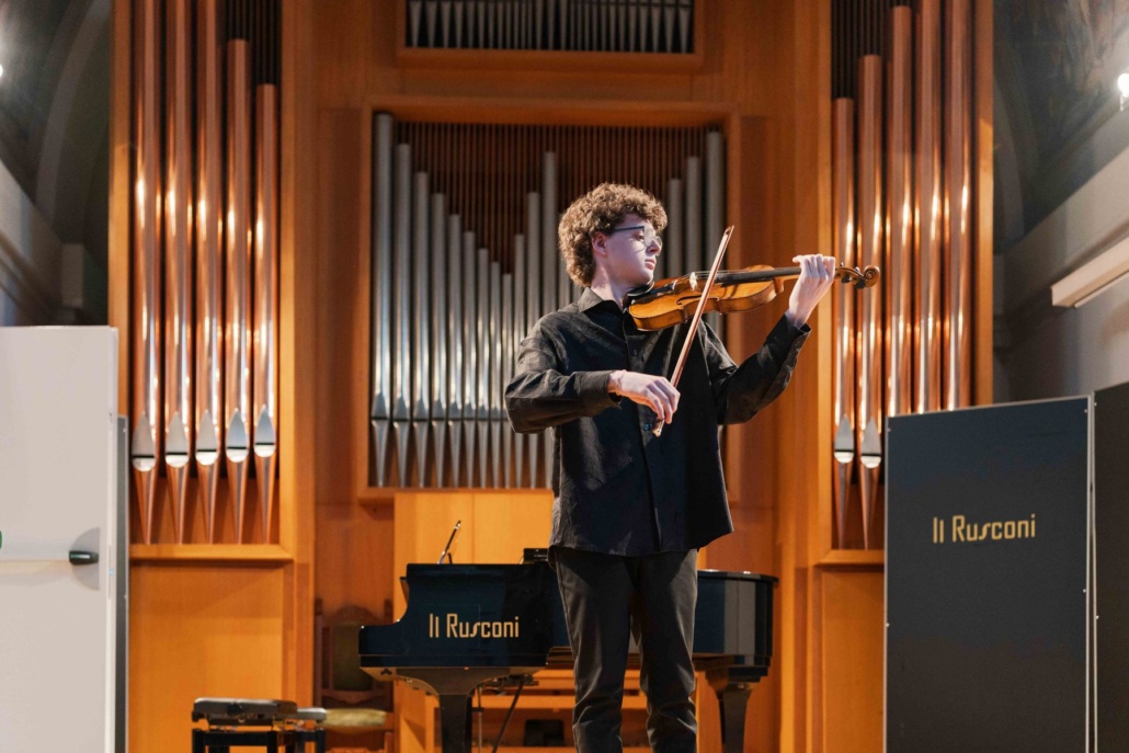 261002_pm-hero-violino Un allievo al violino sul palco dell’Auditorium Maggiolini